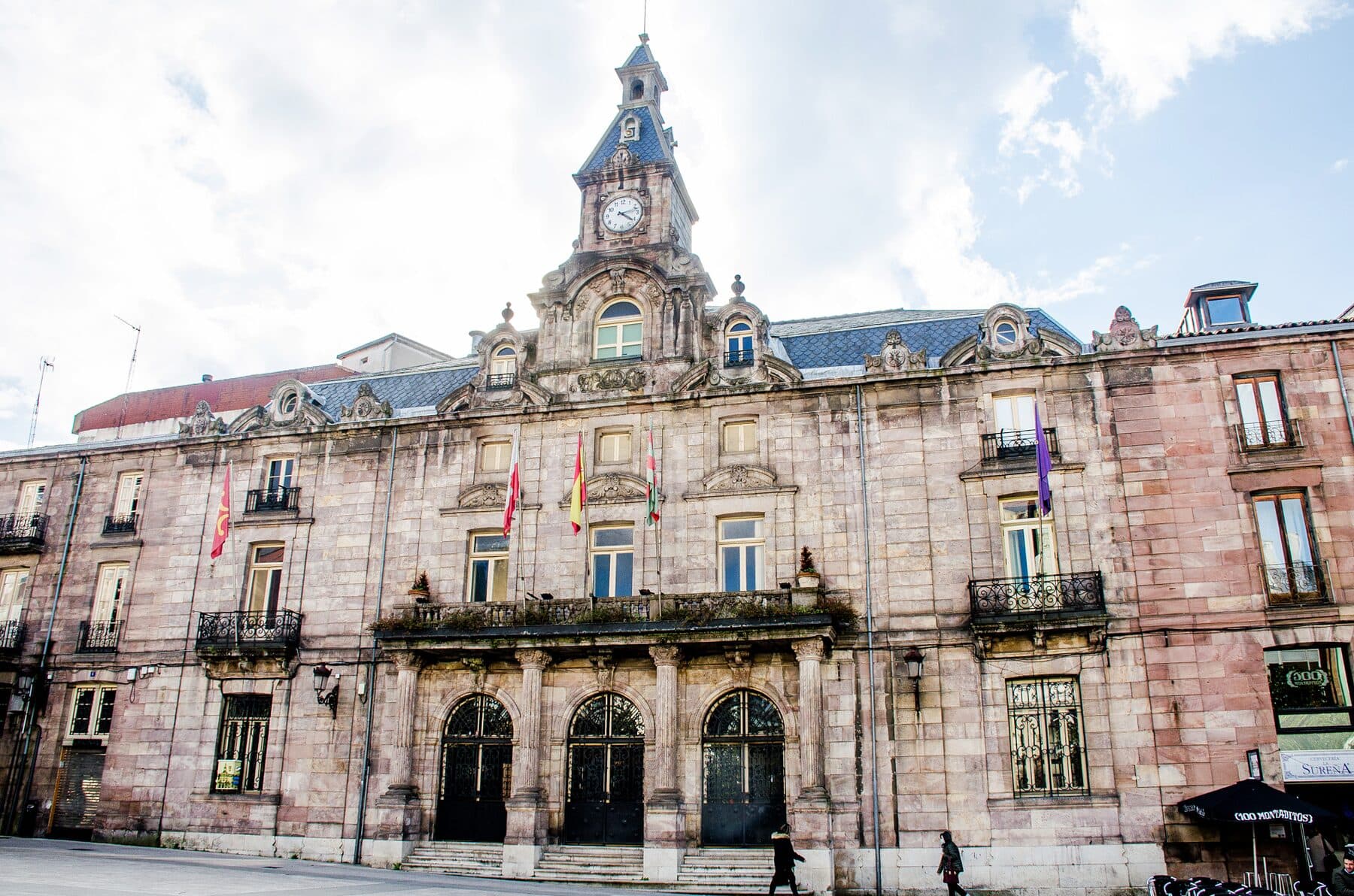 Fachada del Ayuntamiento de Torrelavega desde la Plaza Mayor